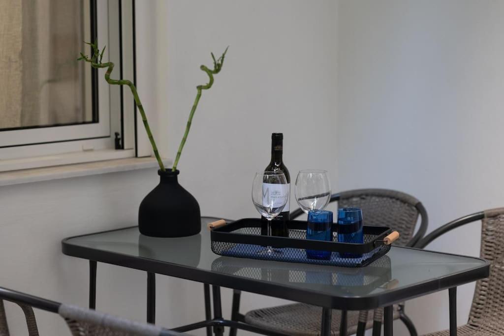 Stylish Abode Under Acropolis W/ Sunny Courtyard! Apartment เอเธนส์ ภายนอก รูปภาพ
