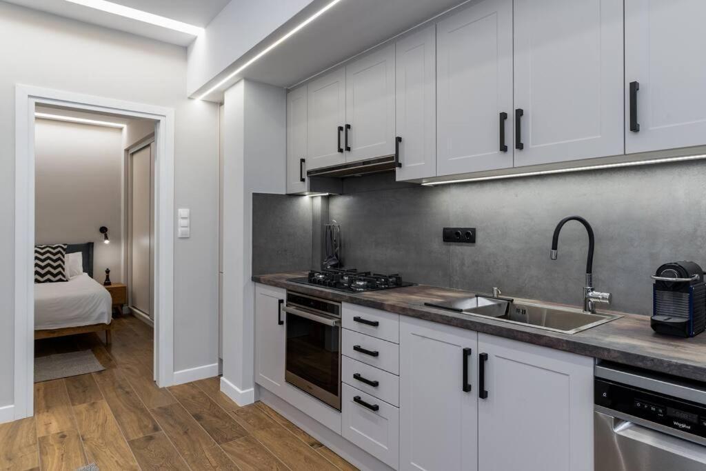 Stylish Abode Under Acropolis W/ Sunny Courtyard! Apartment เอเธนส์ ภายนอก รูปภาพ